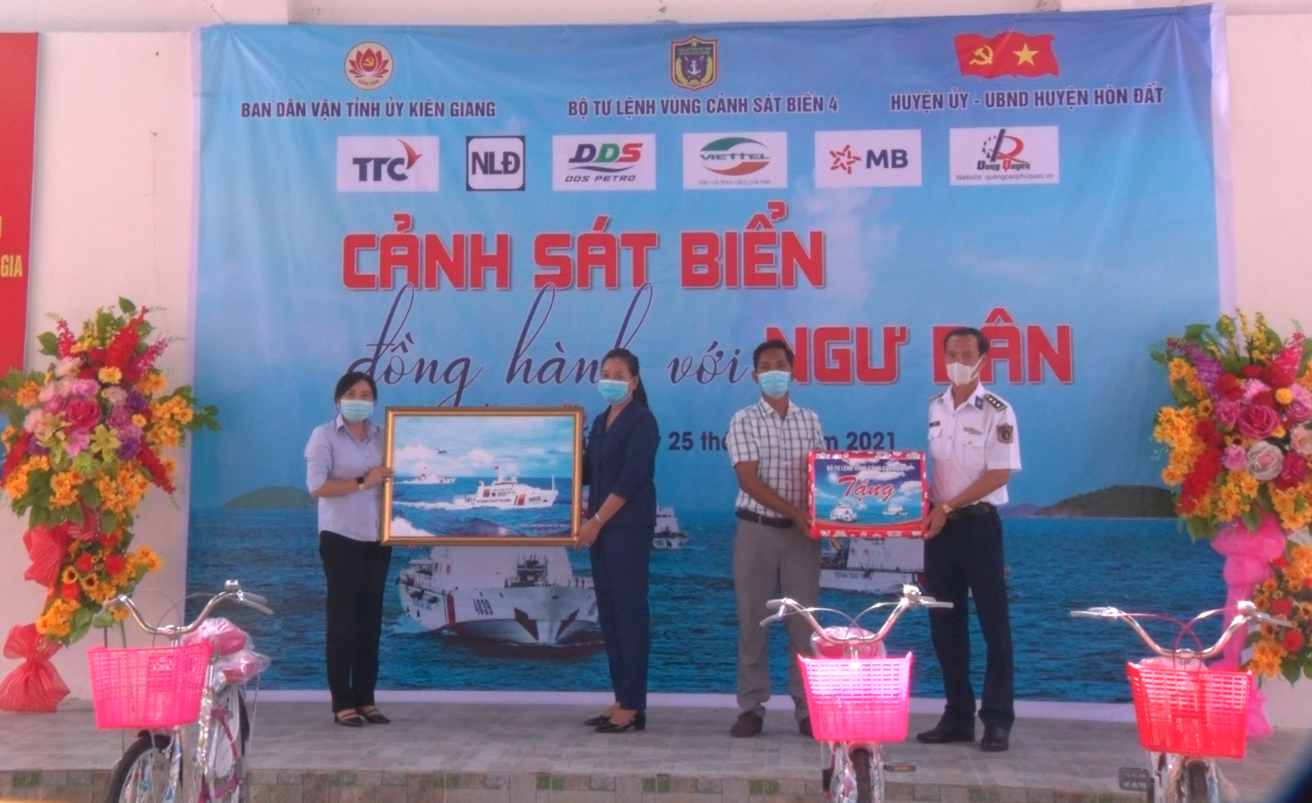 Cảnh sát biển trao cờ Tổ quốc và quà cho ngư dân Hòn Đất - Ảnh 4.