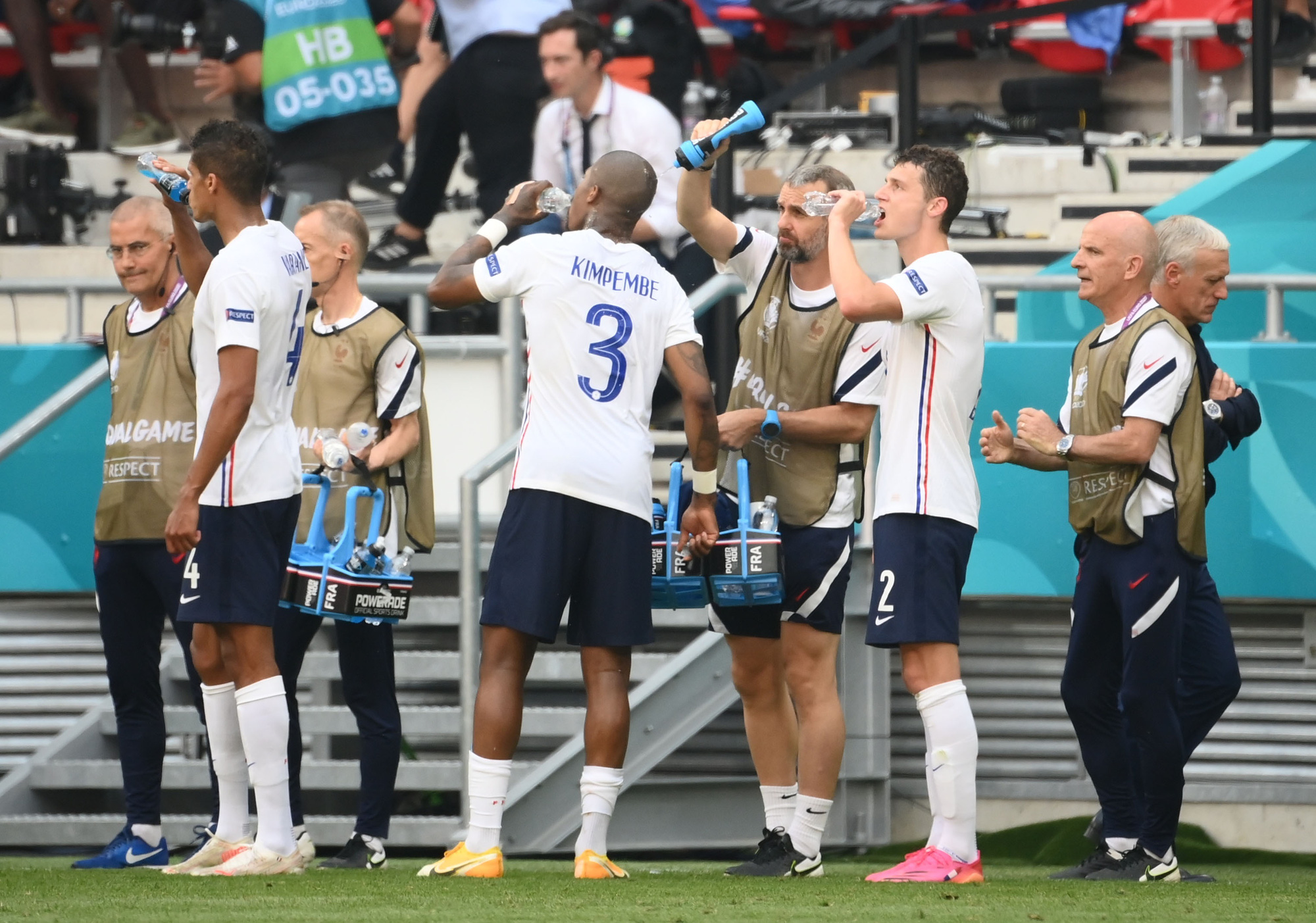 UEFA đ&atilde; biết ng&aacute;n tổ chức Euro ở nhiều quốc gia - Ảnh 2.