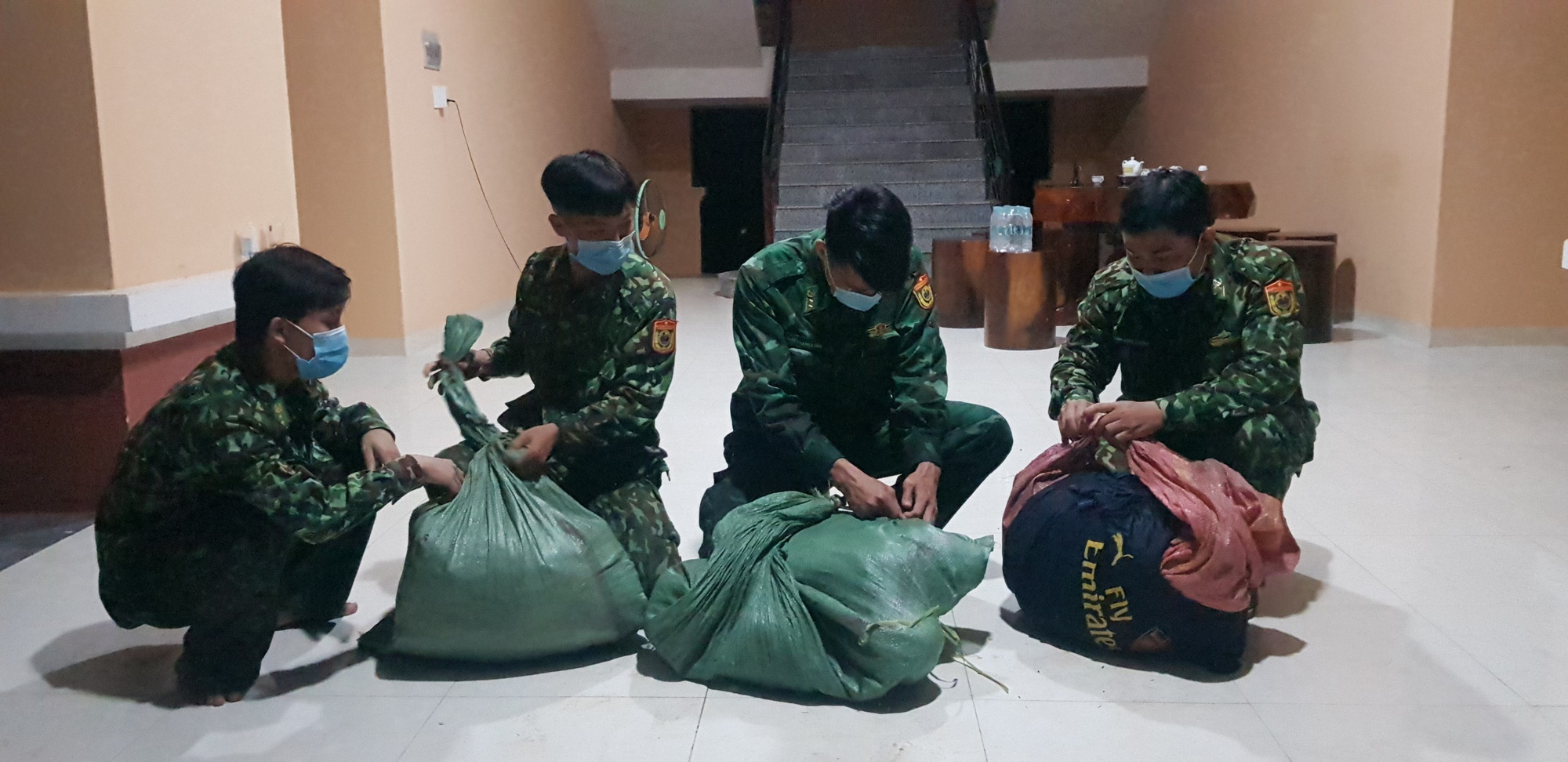 CLIP: Biên phòng An Giang mật phục phát hiện vụ vận chuyển 33kg cần sa khô, 7kg ma túy