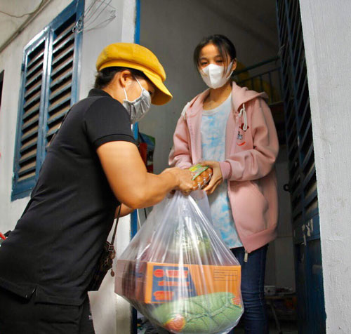 Tiếp sức công nhân khó khăn và lực lượng tuyến đầu chống dịch