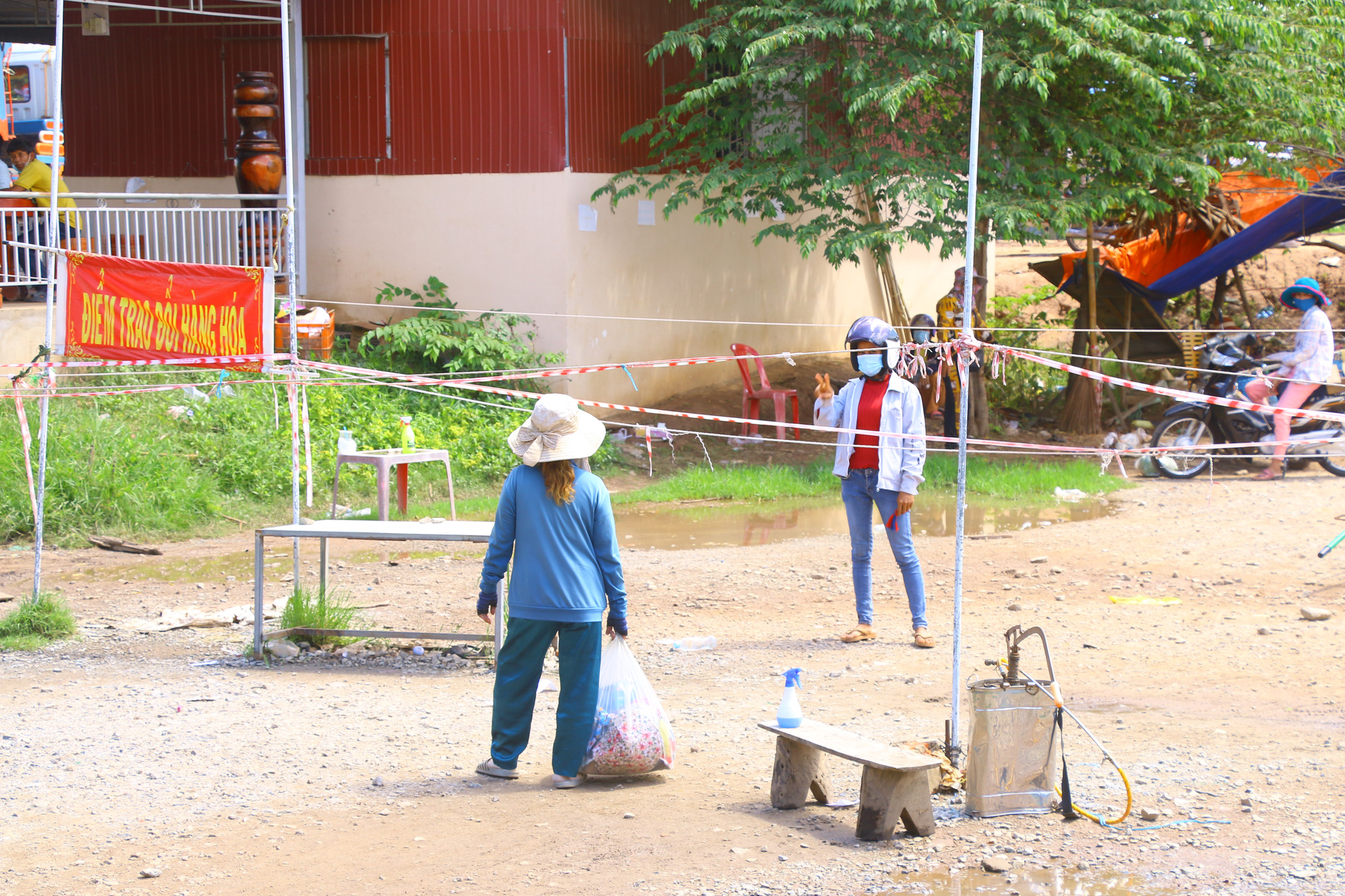 Chùm ảnh: Phiên chợ đặc biệt giữa mùa dịch - Ảnh 5.