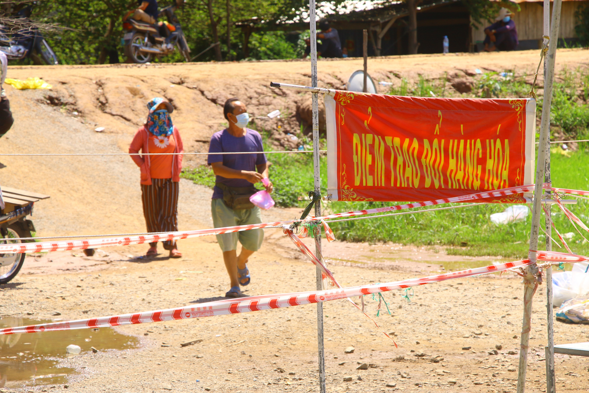 Chùm ảnh: Phiên chợ đặc biệt giữa mùa dịch - Ảnh 7.
