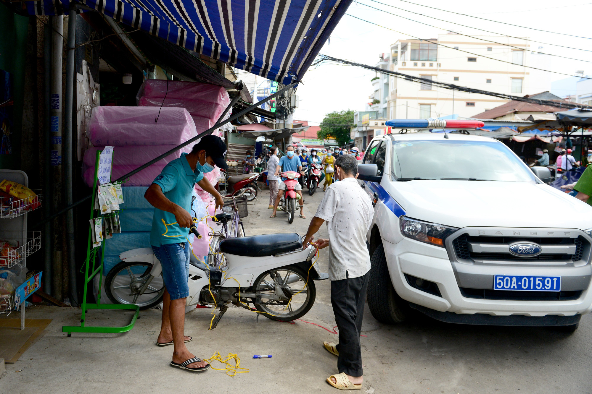 Chợ tự phát: Dẹp được, nếu quyết tâm - Ảnh 1.
