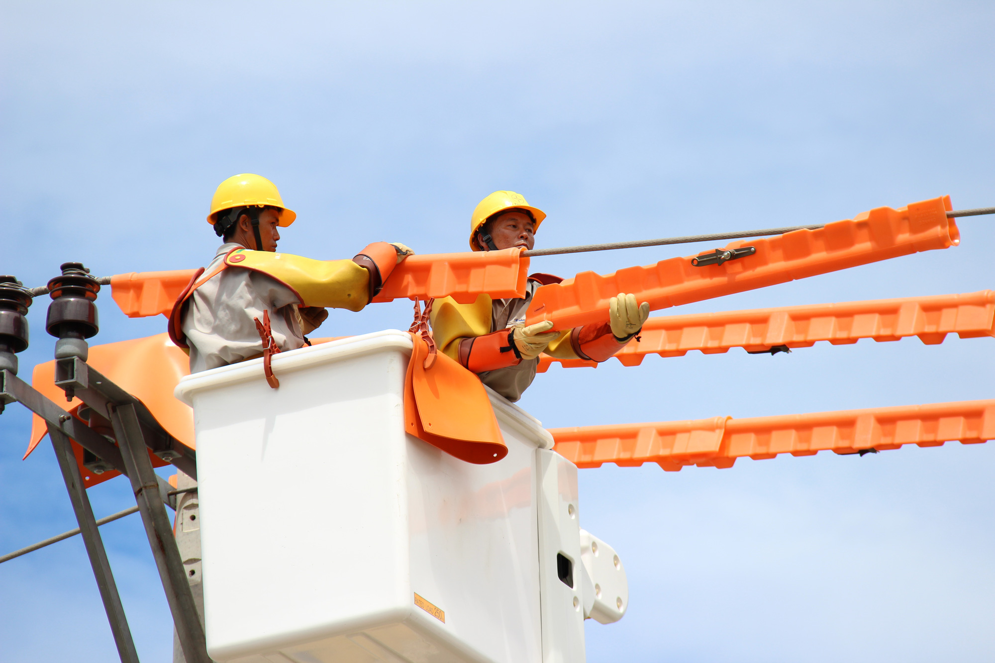 EVNCPC: Khuyến cáo khách hàng sử dụng an toàn, tiết kiệm và hiệu quả - Ảnh 1.