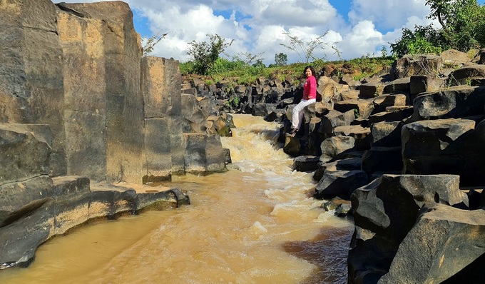 Suối "tổ ong" hơn 100 triệu năm tuổi tại Gia Lai