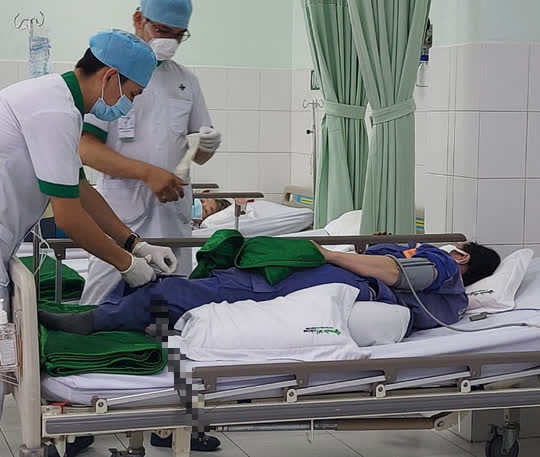 Nữ phụ hồ bị 7 cây sắt dài 1m đâm xuyên chân