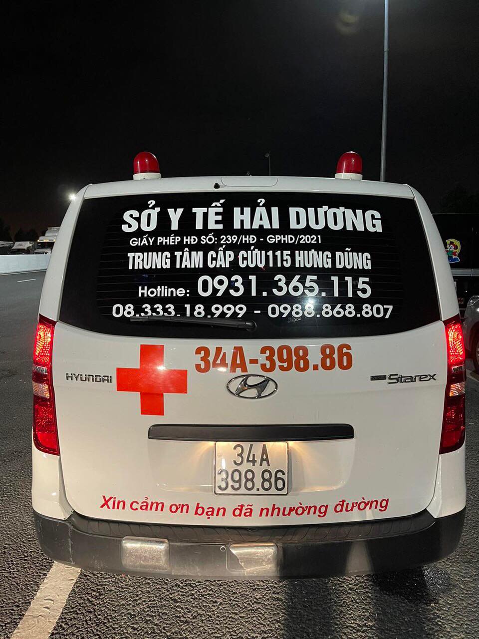 Thuê xe cứu thương, giả bệnh nhân để thông chốt khai báo y tế - Ảnh 1.