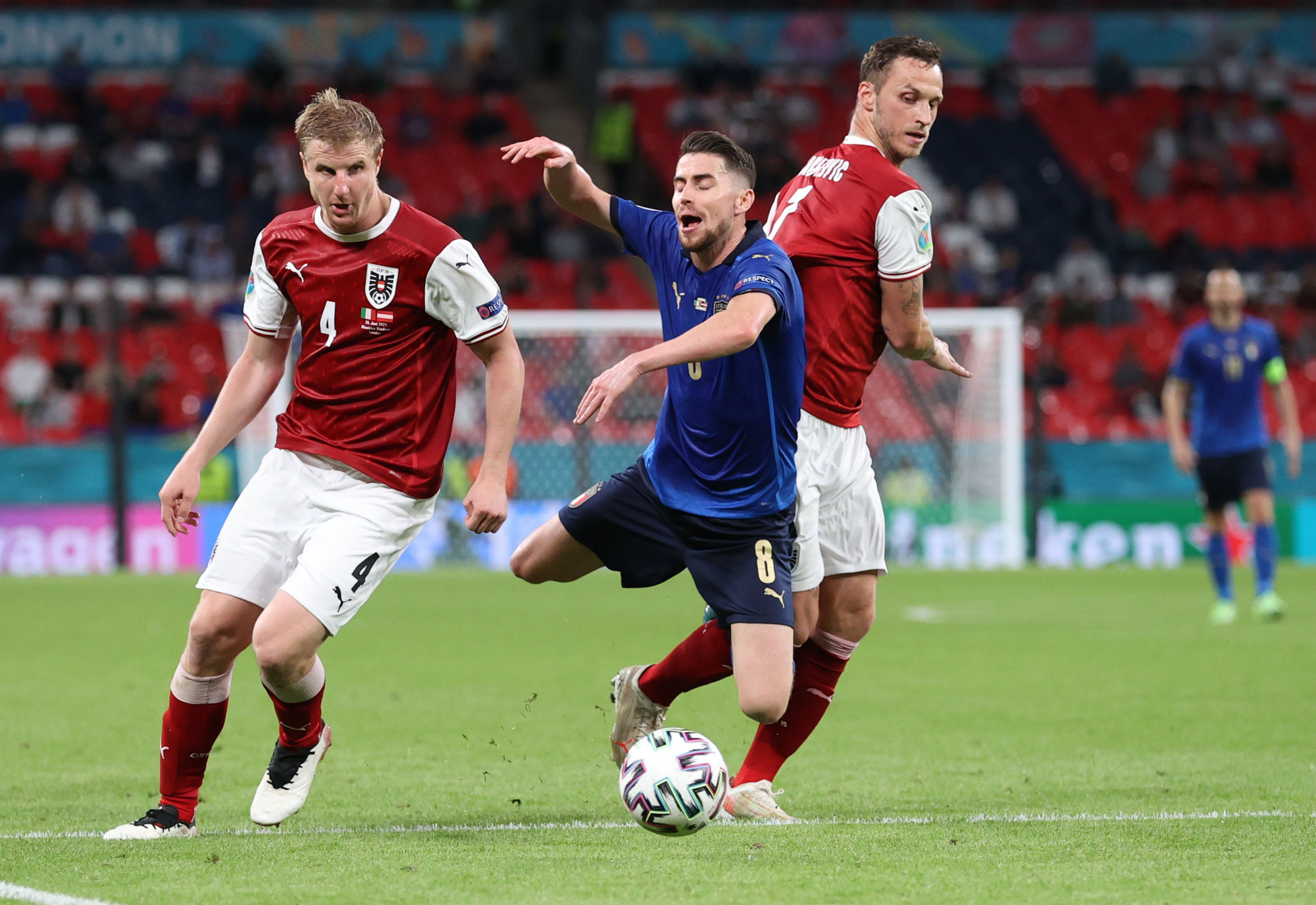 Tuyển &Yacute; v&agrave;o tứ kết Euro 2020 nhờ hai si&ecirc;u phẩm b&agrave;n thắng - Ảnh 2.