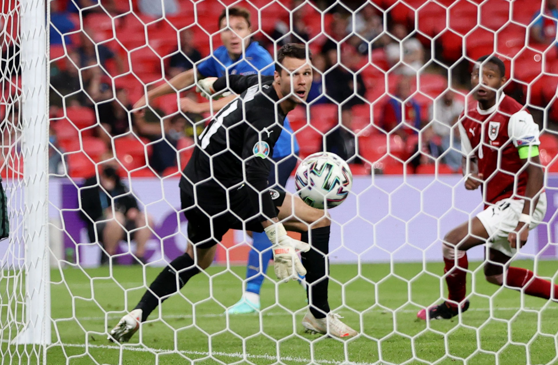 Tuyển &Yacute; v&agrave;o tứ kết Euro 2020 nhờ hai si&ecirc;u phẩm b&agrave;n thắng - Ảnh 5.