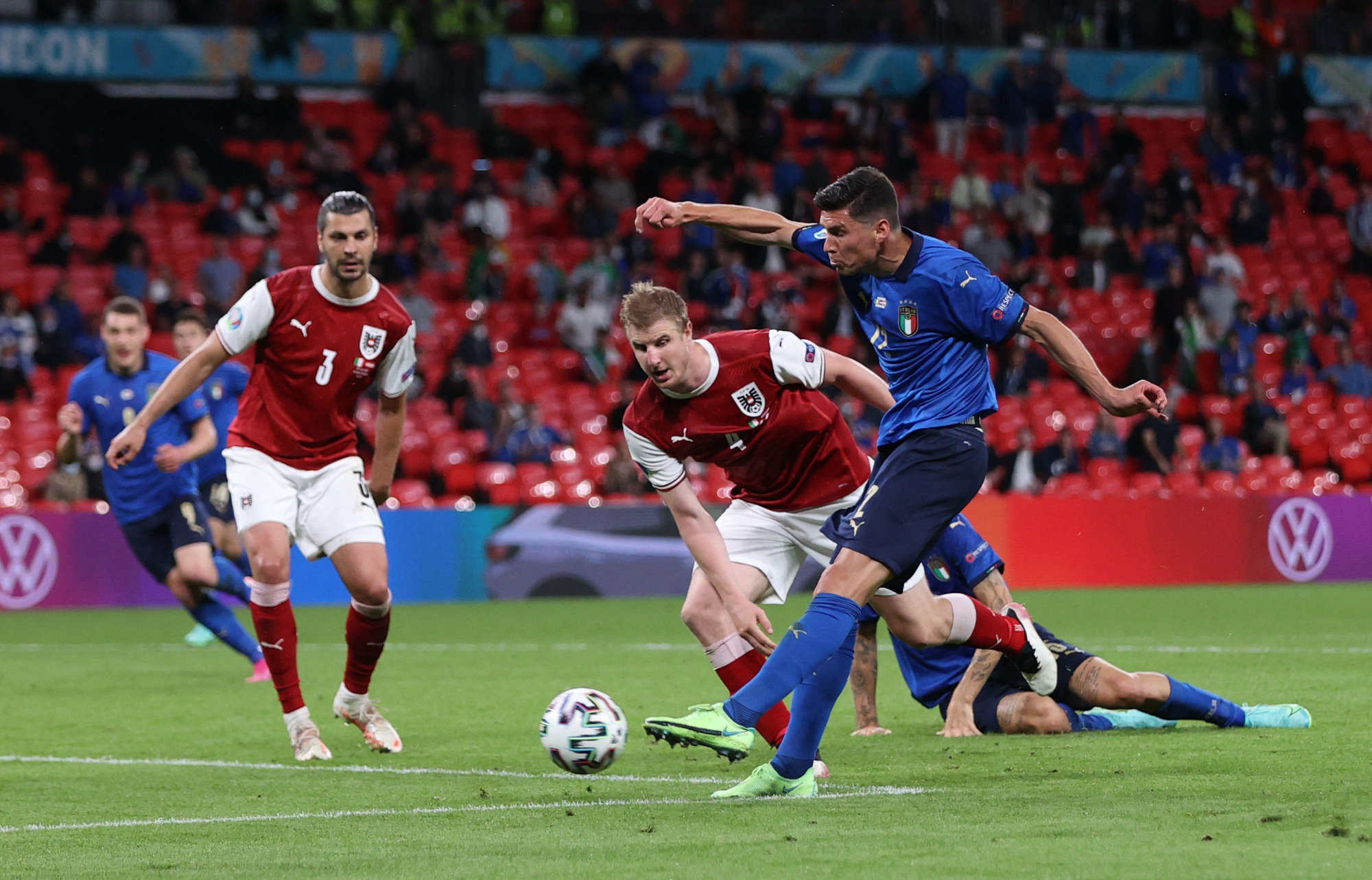 Tuyển &Yacute; v&agrave;o tứ kết Euro 2020 nhờ hai si&ecirc;u phẩm b&agrave;n thắng - Ảnh 1.