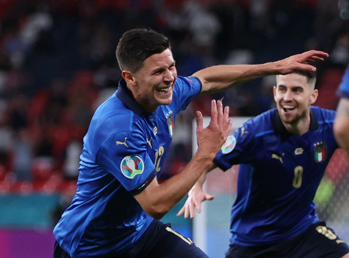 Tuyển &Yacute; v&agrave;o tứ kết Euro 2020 nhờ hai si&ecirc;u phẩm b&agrave;n thắng - Ảnh 9.