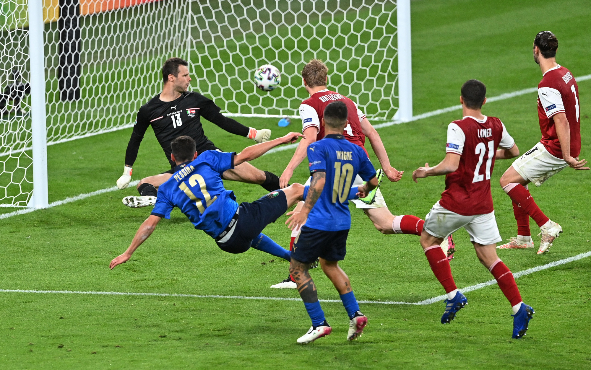 Tuyển &Yacute; v&agrave;o tứ kết Euro 2020 nhờ hai si&ecirc;u phẩm b&agrave;n thắng - Ảnh 8.