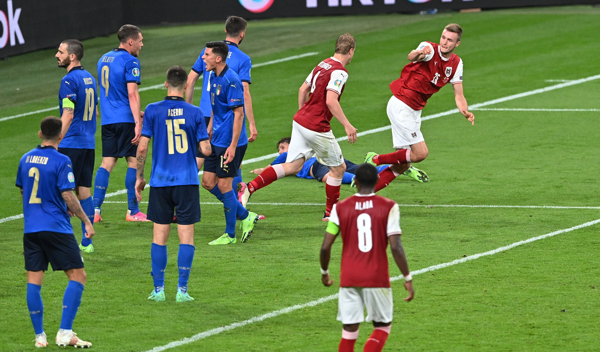 Tuyển &Yacute; v&agrave;o tứ kết Euro 2020 nhờ hai si&ecirc;u phẩm b&agrave;n thắng - Ảnh 10.