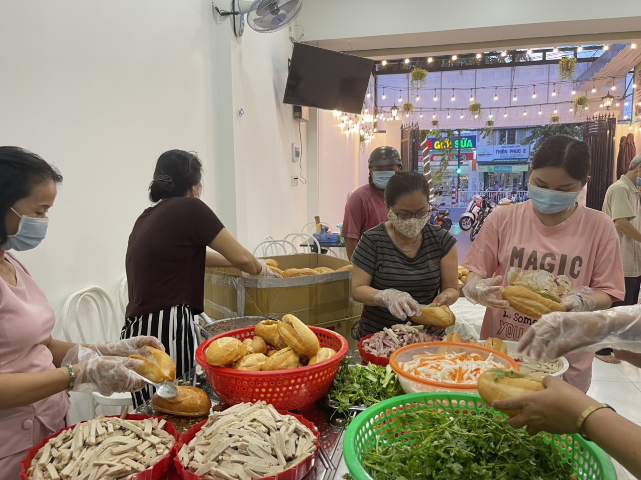 Ấm lòng những phần quà, suất cơm nghĩa tình tại khu vực phong tỏa - Ảnh 2.