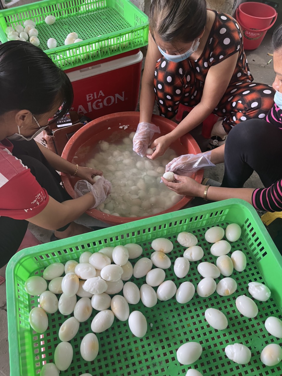 Ấm lòng những phần quà, suất cơm nghĩa tình tại khu vực phong tỏa - Ảnh 6.