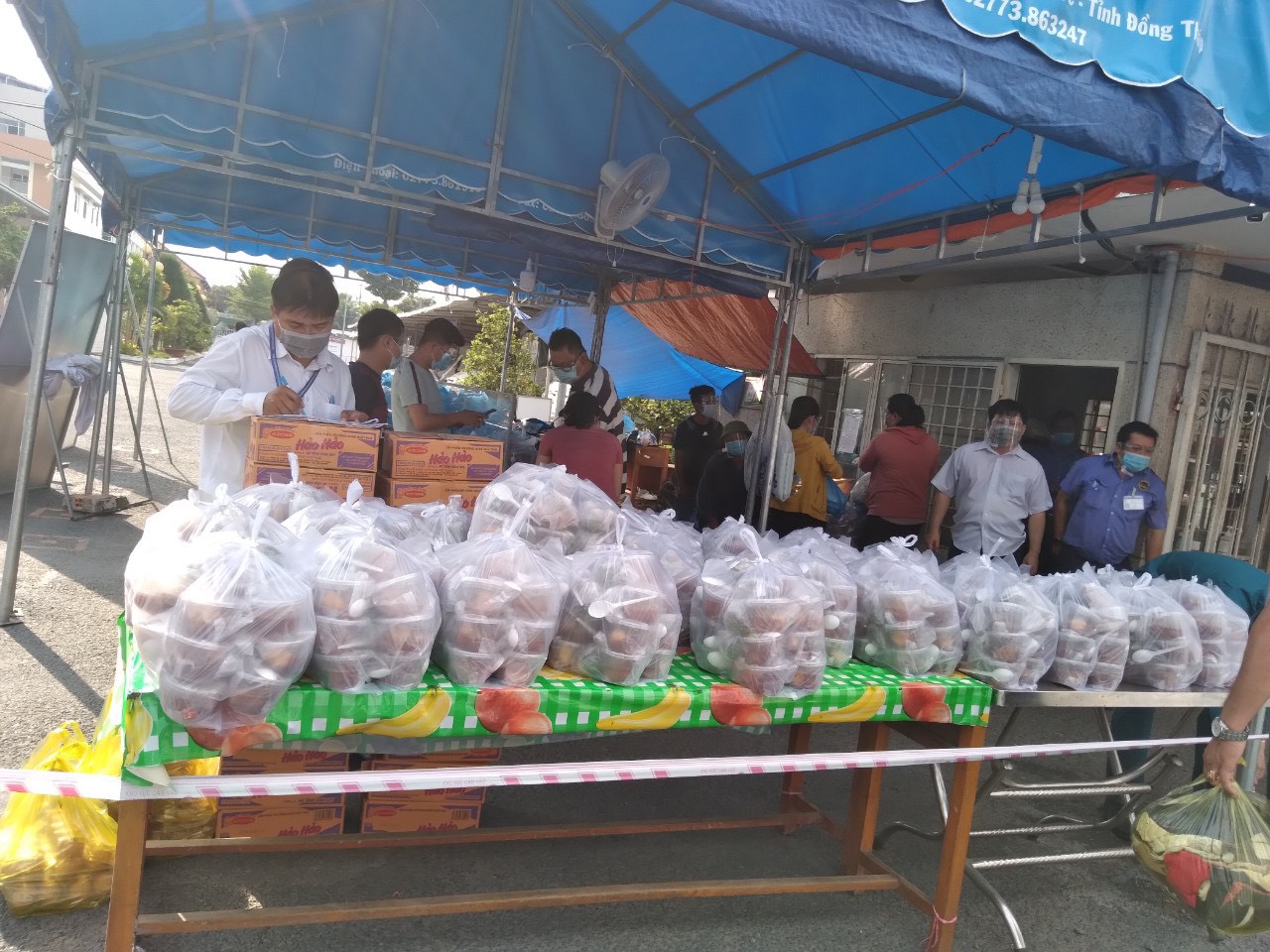 Ấm lòng những phần quà, suất cơm nghĩa tình tại khu vực phong tỏa - Ảnh 13.