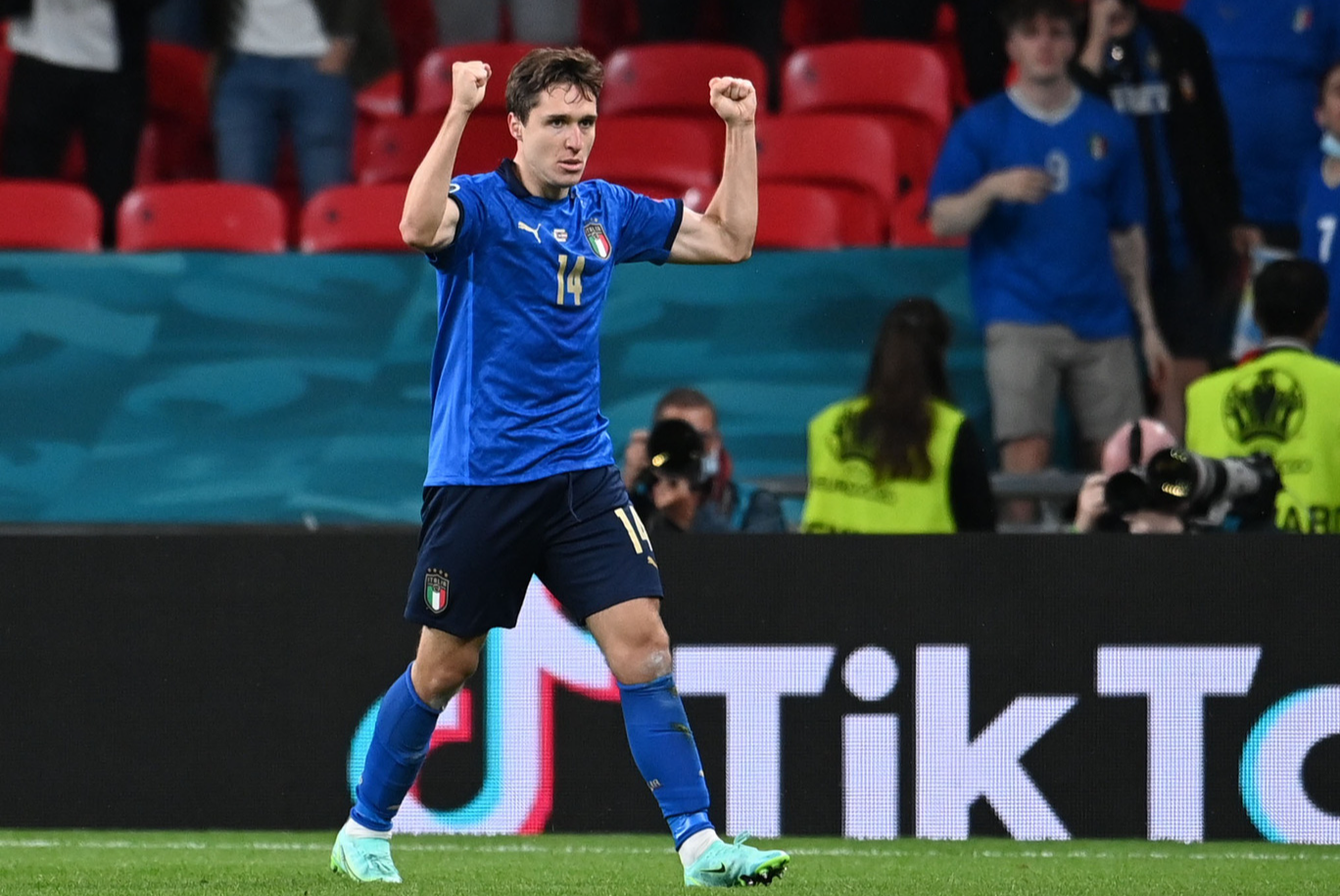 Tuyển &Yacute; v&agrave;o tứ kết Euro 2020 nhờ hai si&ecirc;u phẩm b&agrave;n thắng - Ảnh 11.