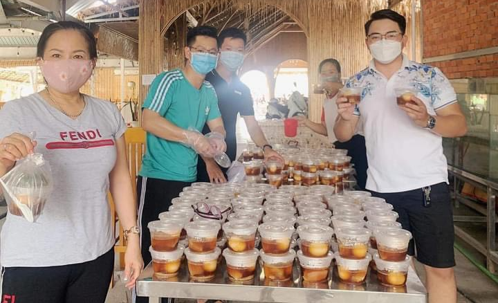 Ấm lòng những phần quà, suất cơm nghĩa tình tại khu vực phong tỏa - Ảnh 5.