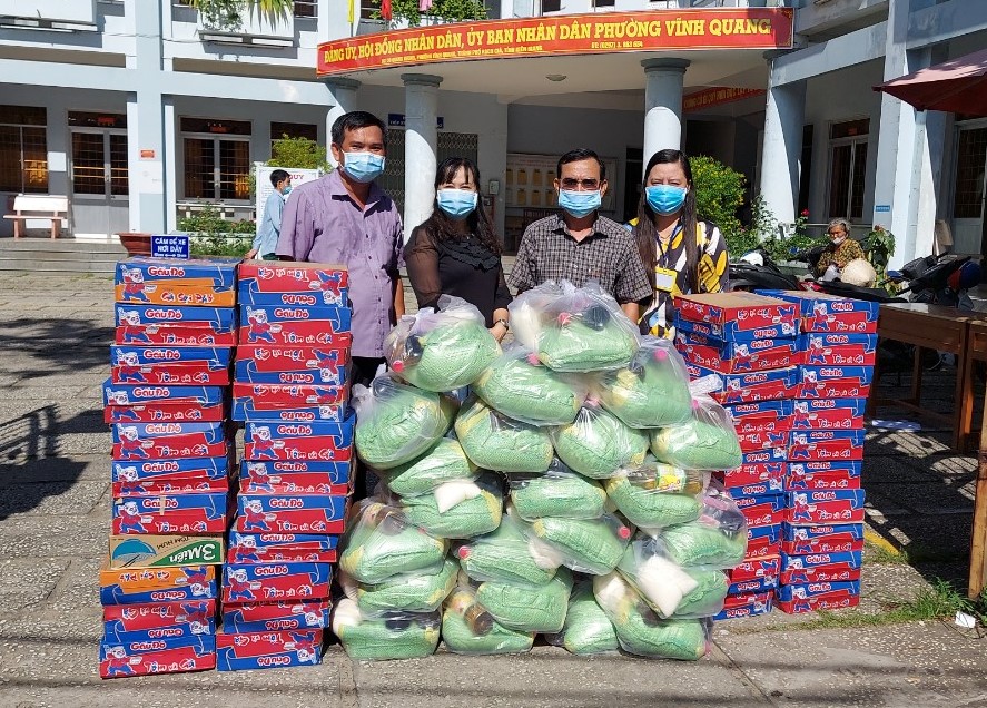Ấm lòng những phần quà, suất cơm nghĩa tình tại khu vực phong tỏa