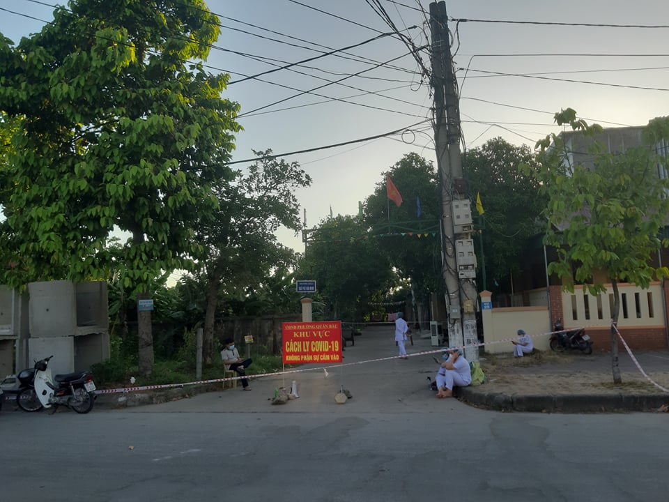 Thêm 5 ca dương tính SARS-CoV-2 liên quan đến ổ dịch chợ đầu mối - Ảnh 1.