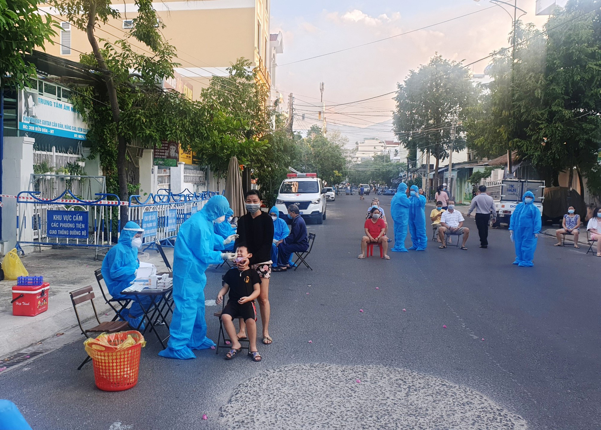 Kh&aacute;nh H&ograve;a: Cho b&aacute;n thuốc hạ sốt trở lại nhưng người mua phải khai b&aacute;o y tế - Ảnh 1.