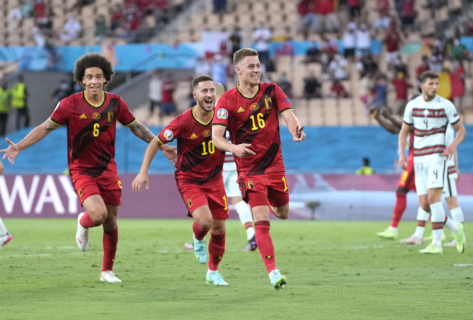 Si&ecirc;u phẩm Hazard biến Bồ Đ&agrave;o Nha th&agrave;nh cựu v&ocirc; địch, Bỉ v&agrave;o tứ kết - Ảnh 5.