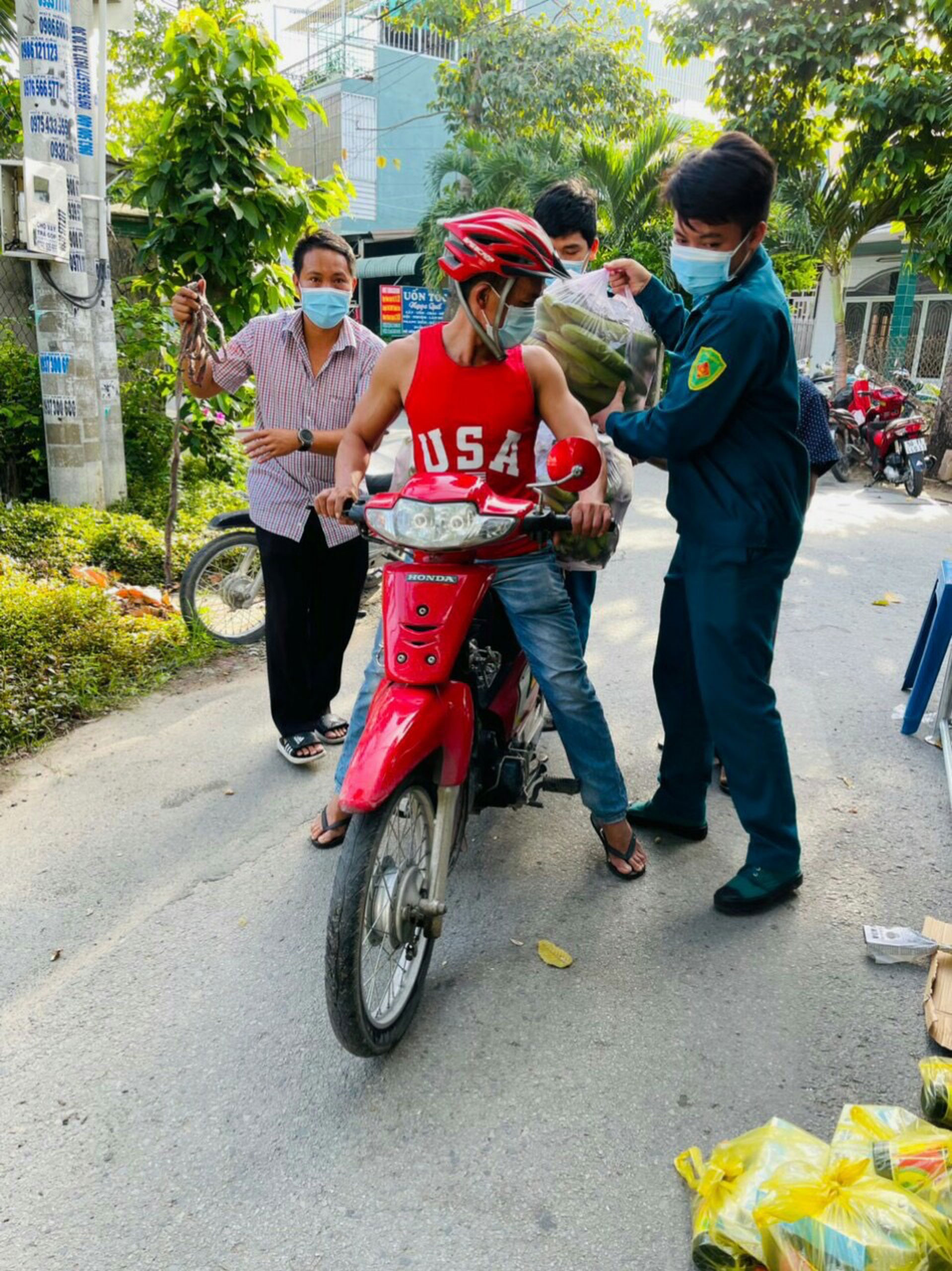 ẤM LÒNG NHỮNG NGÀY GIÃN CÁCH (*): Chuyện ở chốt phong tỏa Hóc Môn