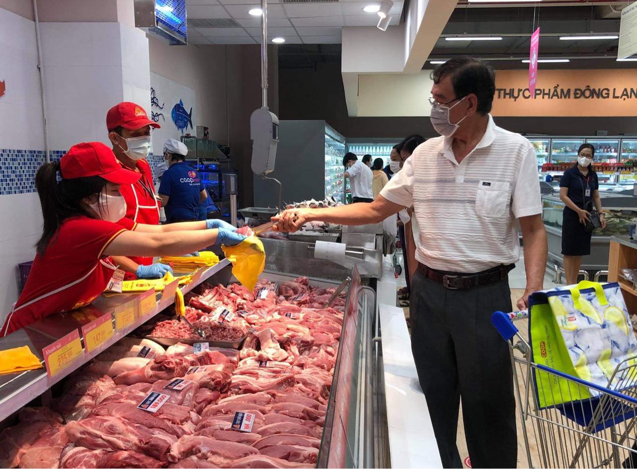 Nhiều siêu thị tăng sản lượng, giảm giá rau củ, thịt heo... khi chợ đầu mối Hóc Môn tạm đóng cửa