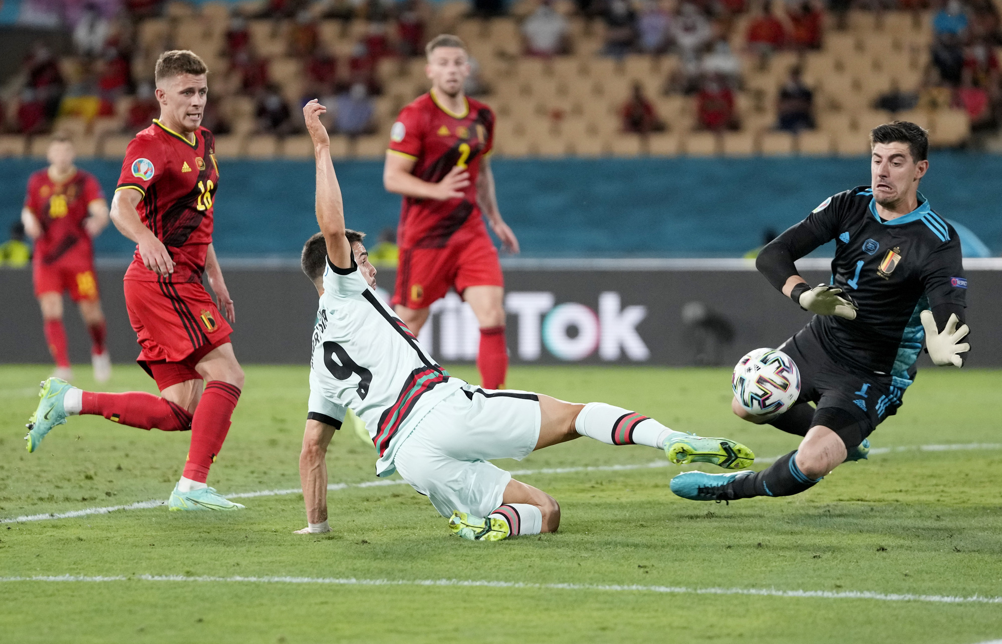 Si&ecirc;u phẩm Hazard biến Bồ Đ&agrave;o Nha th&agrave;nh cựu v&ocirc; địch, Bỉ v&agrave;o tứ kết - Ảnh 1.