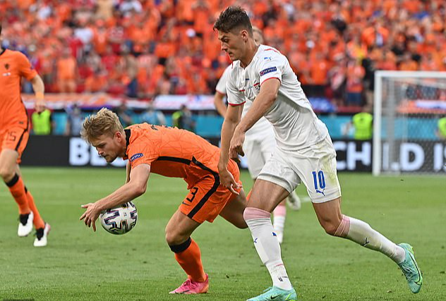 De Ligt nói về thẻ đỏ, Frank de Boer từ chối nhắc đến ghế HLV Hà Lan - Ảnh 1.