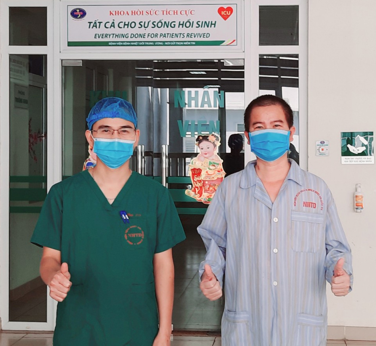 Người đàn ông 47 tuổi hai lần suýt chết sau mắc Covid-19 cười tươi ra viện - Ảnh 1.