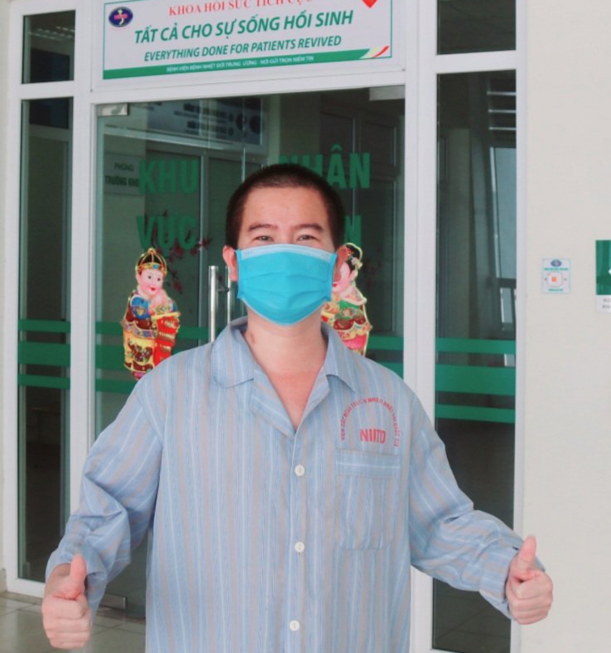 Người đàn ông 47 tuổi hai lần suýt chết sau mắc Covid-19 cười tươi ra viện - Ảnh 2.