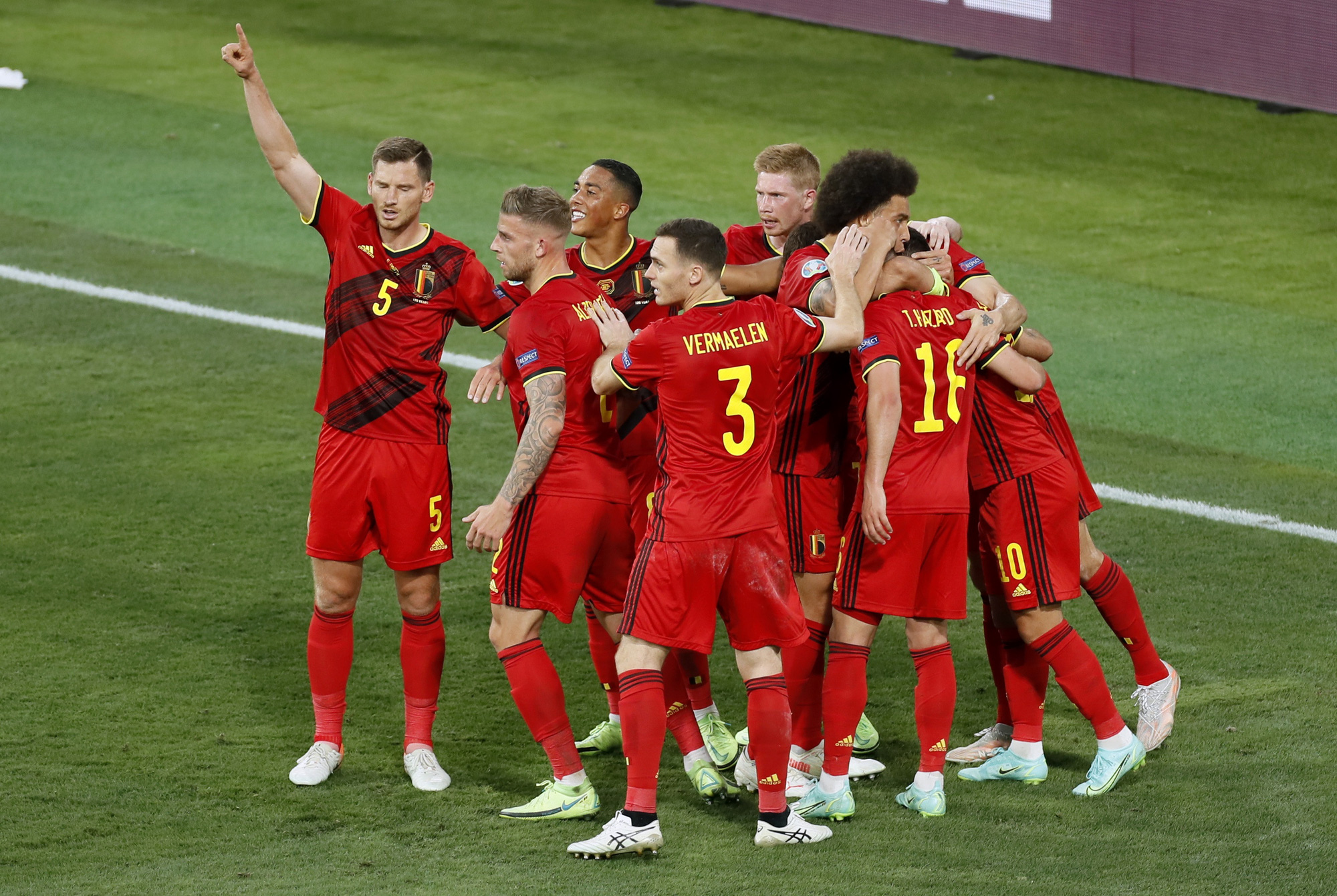 Si&ecirc;u phẩm Hazard biến Bồ Đ&agrave;o Nha th&agrave;nh cựu v&ocirc; địch, Bỉ v&agrave;o tứ kết - Ảnh 8.