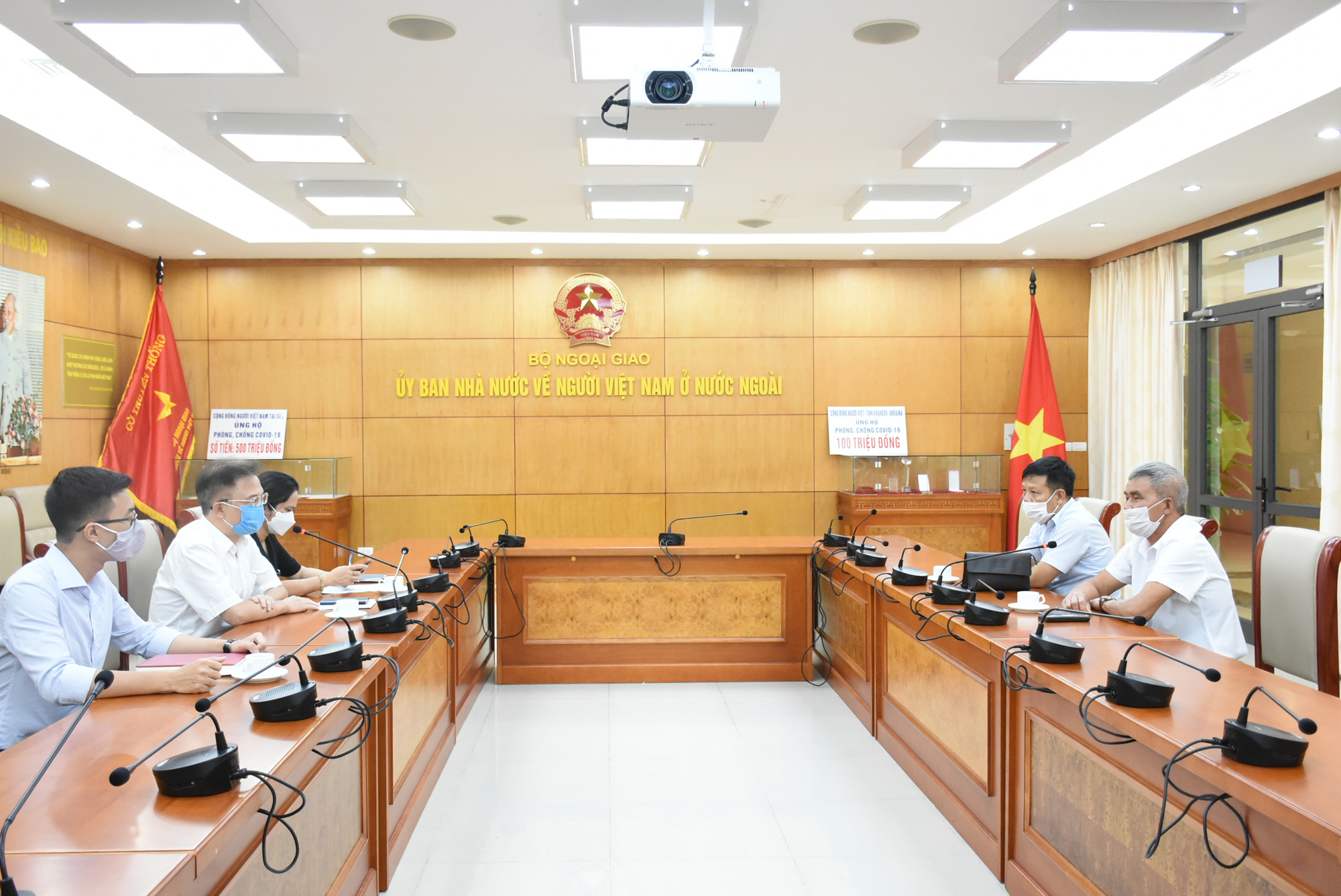 Người Việt tỉnh Kharkov - Ukraine ủng hộ ph&ograve;ng chống Covid-19 - Ảnh 2.