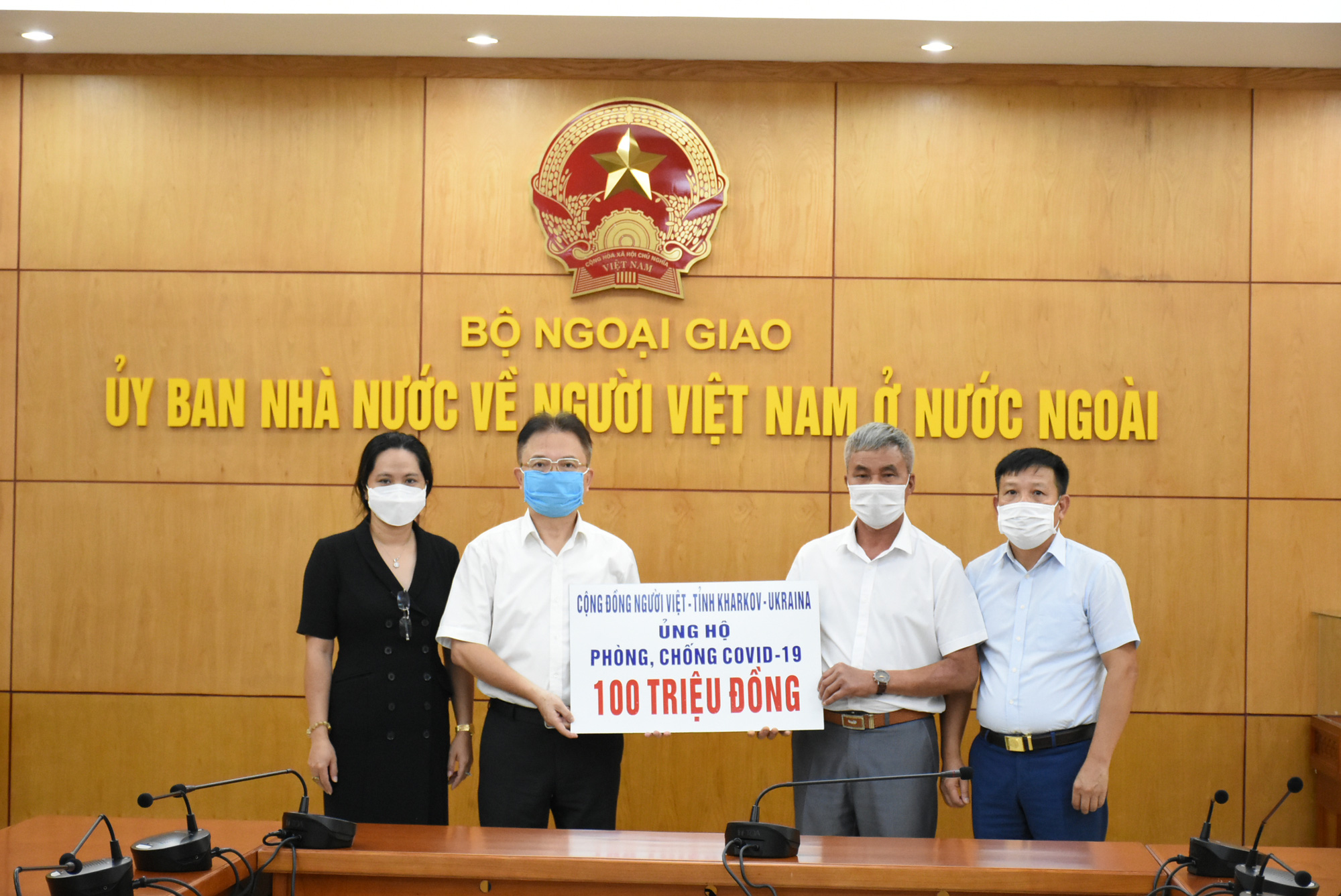 Người Việt tỉnh Kharkov - Ukraine ủng hộ ph&ograve;ng chống Covid-19 - Ảnh 1.