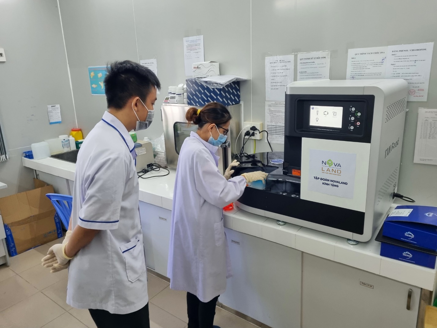 Trao trang thiết bị y tế cấp thiết – Novaland chung tay đẩy lùi dịch Covid-19  - Ảnh 1.