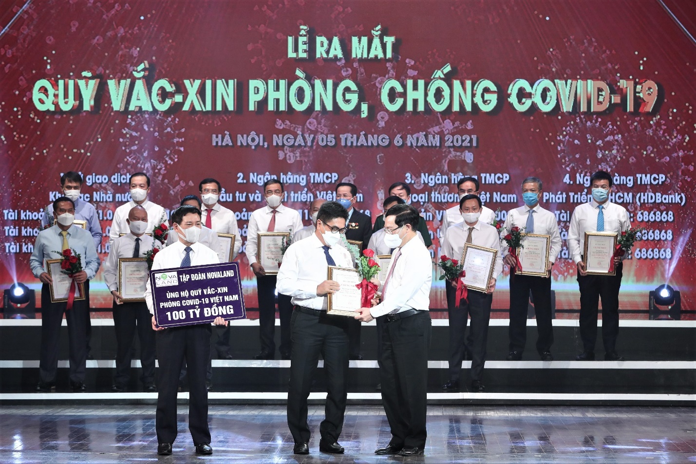 Trao trang thiết bị y tế cấp thiết – Novaland chung tay đẩy lùi dịch Covid-19  - Ảnh 2.