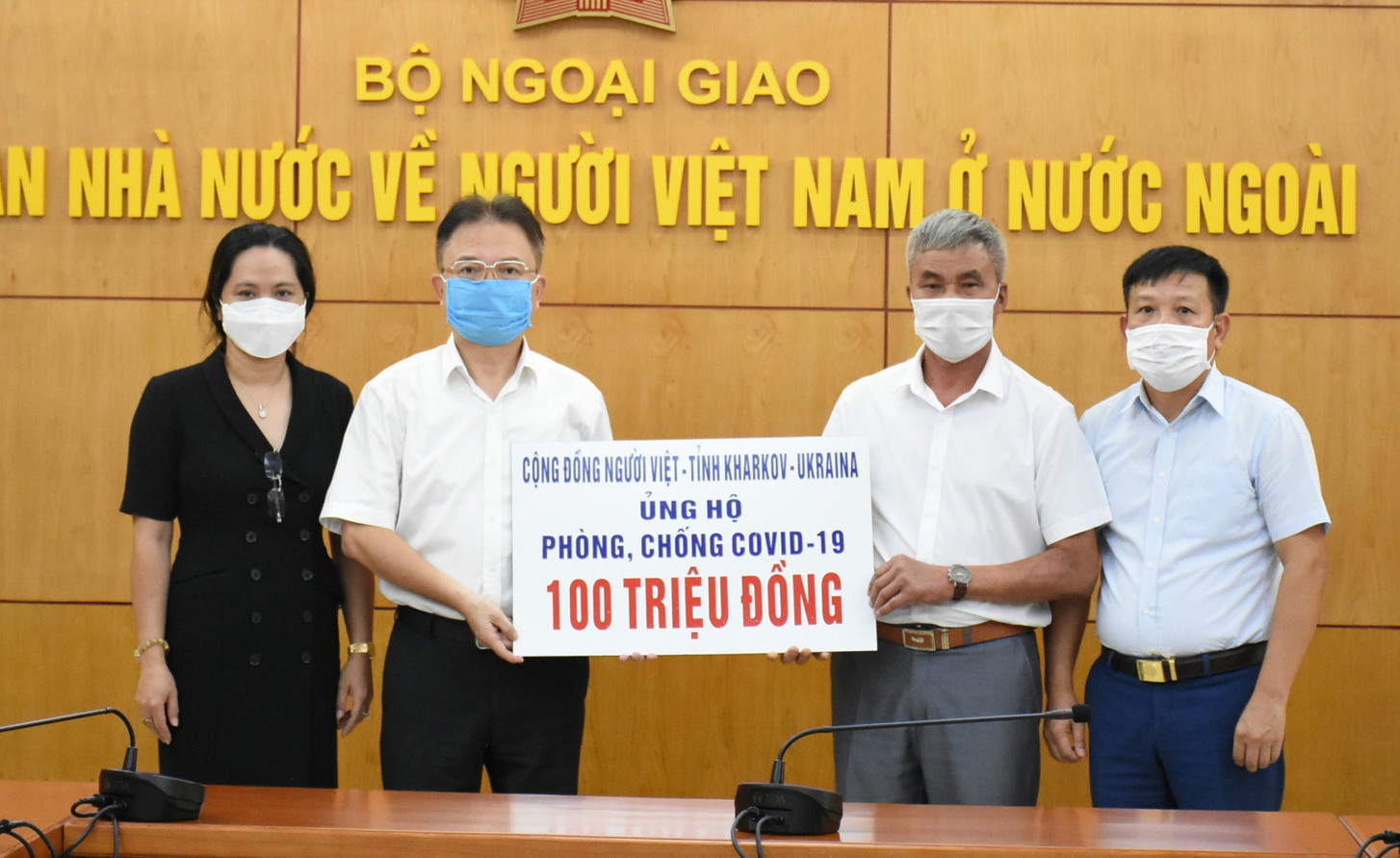 Người Việt tỉnh Kharkov - Ukraine ủng hộ phòng chống Covid-19