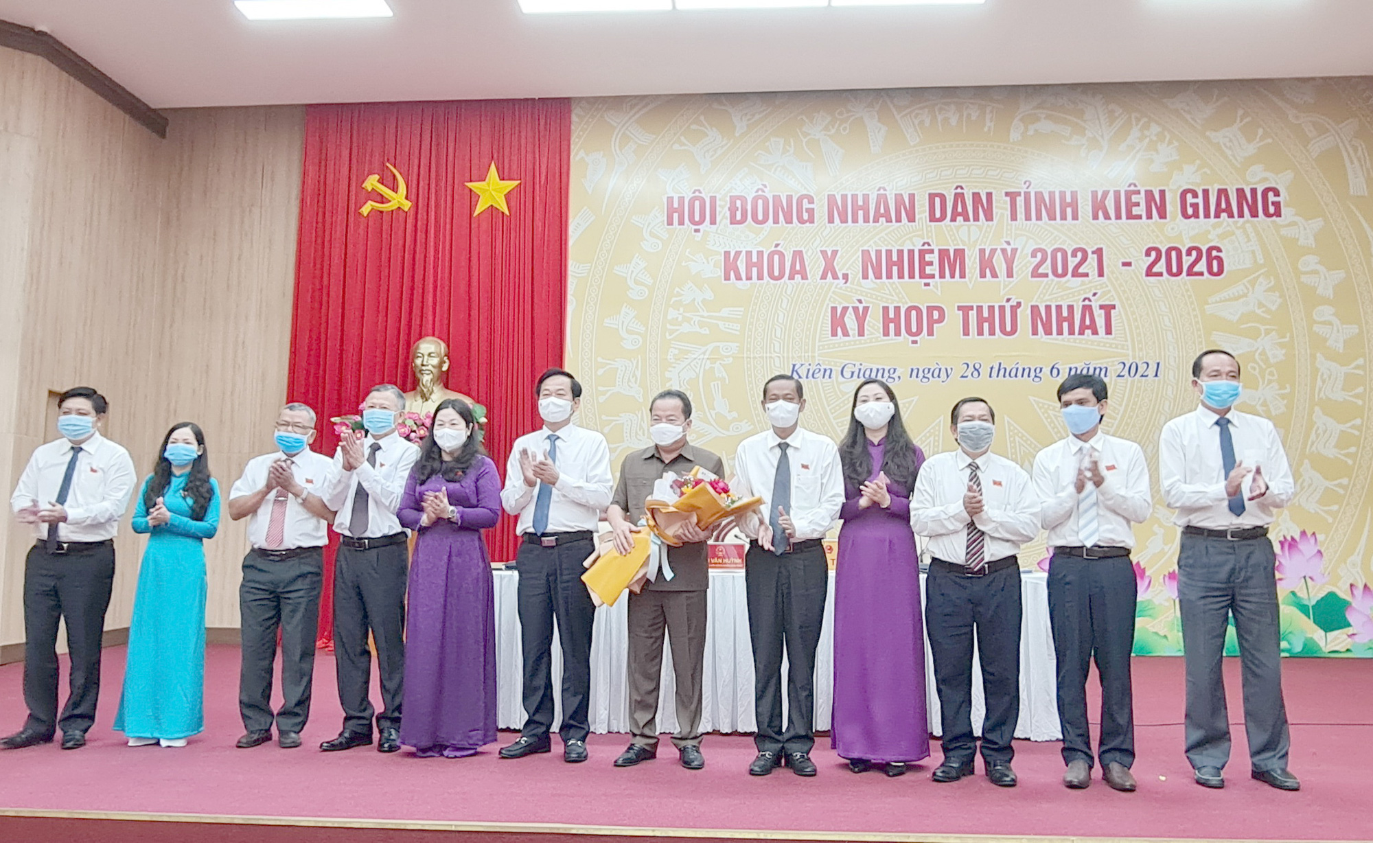 Chủ tịch HĐND v&agrave; Chủ tịch UBND tỉnh Ki&ecirc;n Giang t&aacute;i đắc cử - Ảnh 1.