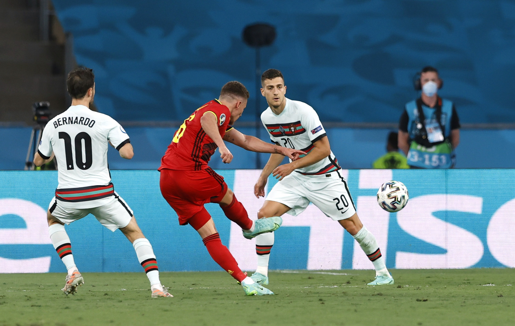 Si&ecirc;u phẩm Hazard biến Bồ Đ&agrave;o Nha th&agrave;nh cựu v&ocirc; địch, Bỉ v&agrave;o tứ kết - Ảnh 4.