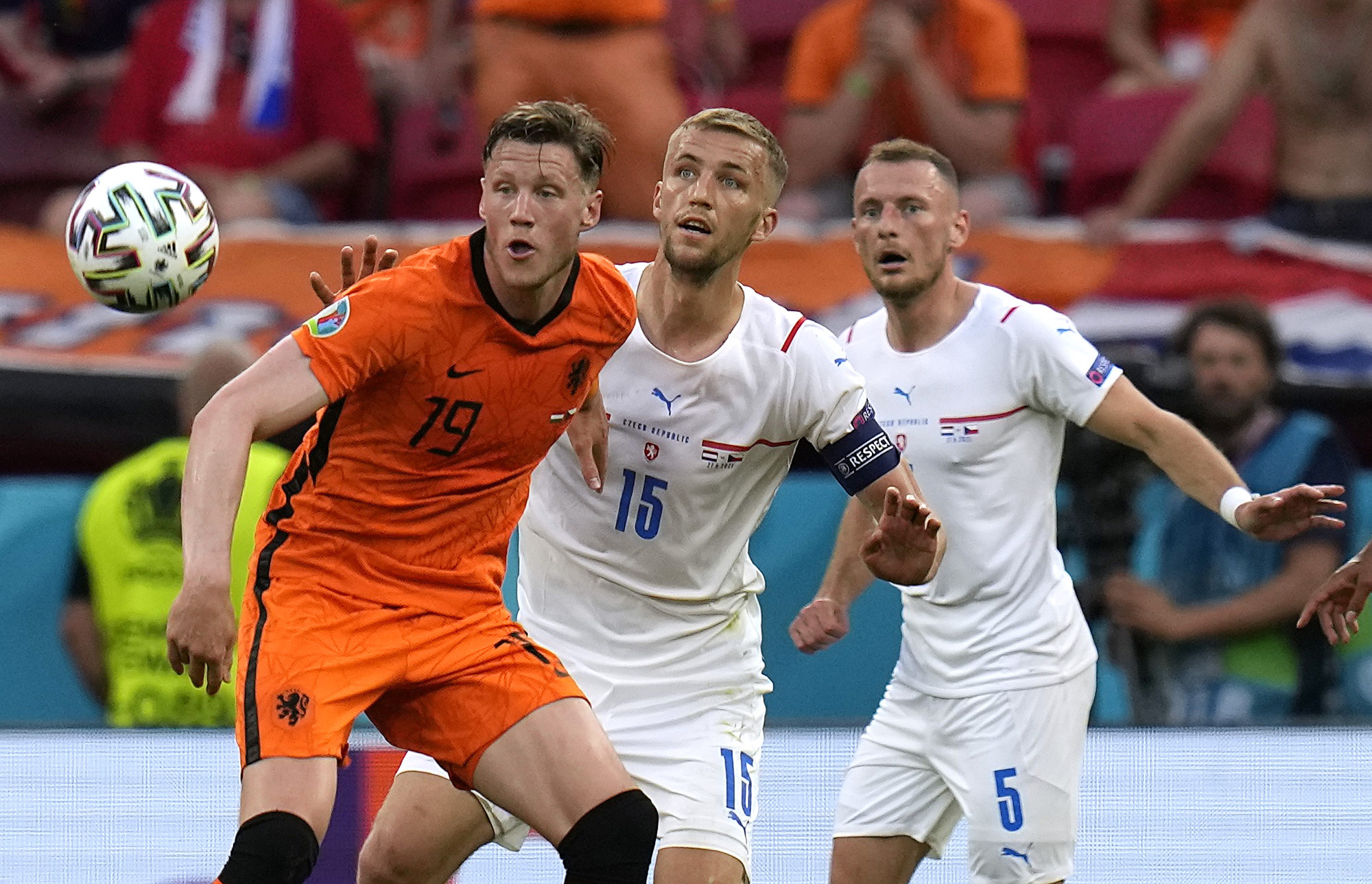 De Ligt nói về thẻ đỏ, Frank de Boer từ chối nhắc đến ghế HLV Hà Lan