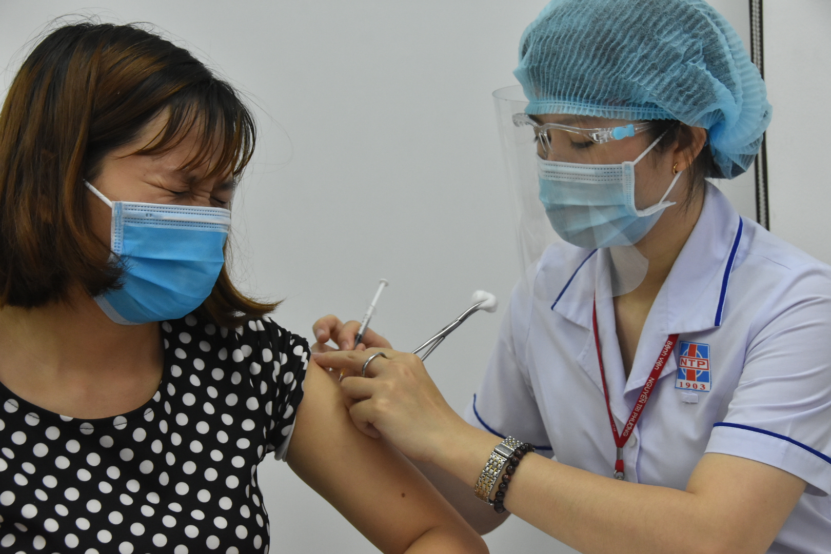 TP HCM: 93.264 người ho&atilde;n ti&ecirc;m vắc-xin ph&ograve;ng Covid-19 qua kh&aacute;m s&agrave;ng lọc - Ảnh 1.