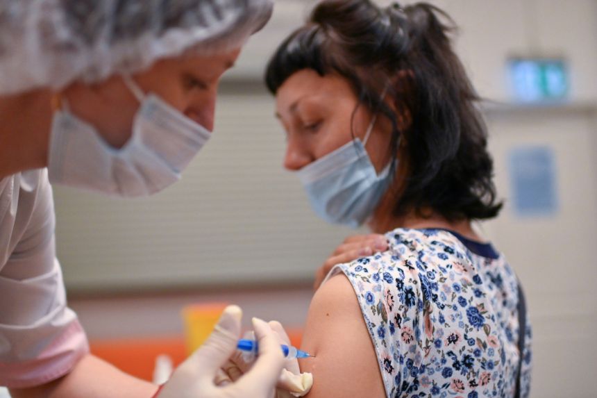 Covid-19 tại Nga: Kế hoạch vắc-xin bị lỡ, số ca tử vong cao kỷ lục - Ảnh 2.