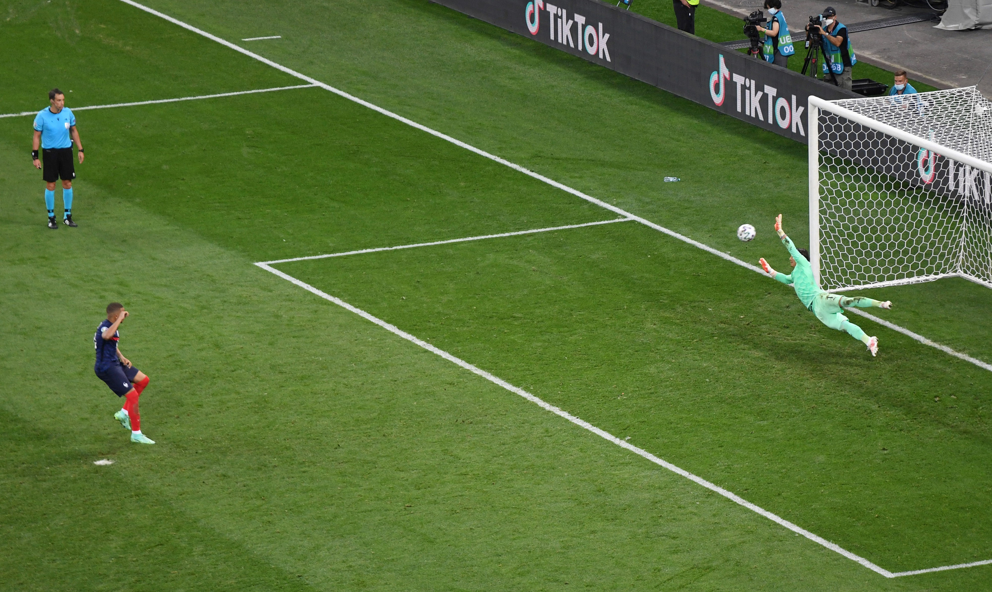 Mbappe sút hỏng luân lưu 11m, Pháp ngậm ngùi chia tay Euro 2020