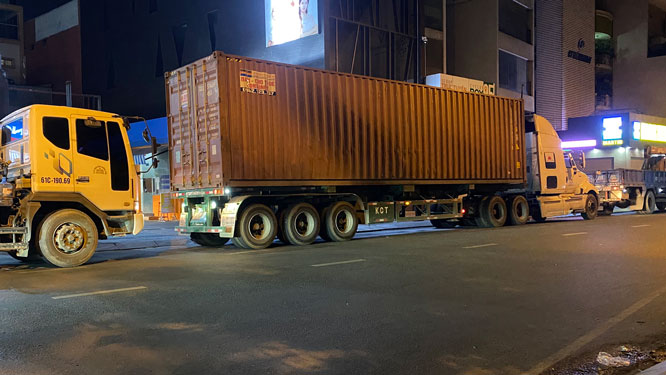 Xe tải nặng lại tung ho&agrave;nh v&agrave;o giờ cấm ở khu trung t&acirc;m TP HCM - Ảnh 1.