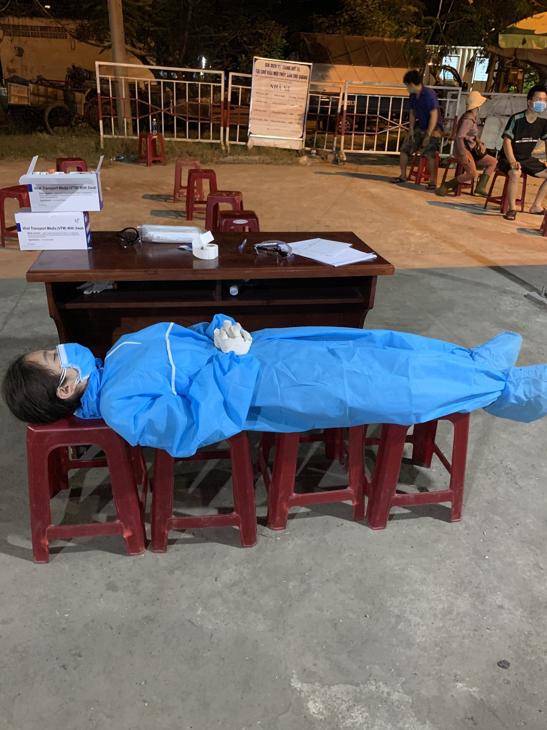 Đ&agrave; Nẵng x&eacute;t nghiệm xuy&ecirc;n đ&ecirc;m hơn 1.000 người, li&ecirc;n quan 5 ca nhiễm ở Quảng Ng&atilde;i - Ảnh 2.