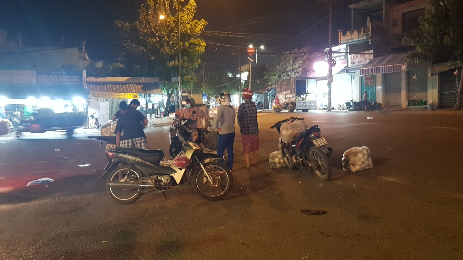 Chợ đầu mối H&oacute;c M&ocirc;n tạm đ&oacute;ng cửa, nhiều tiểu thương nhanh tay đẩy h&agrave;ng - Ảnh 2.