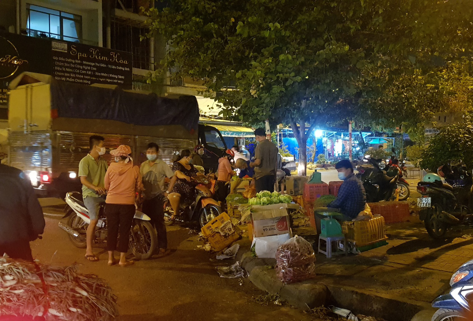 Chợ đầu mối H&oacute;c M&ocirc;n tạm đ&oacute;ng cửa, nhiều tiểu thương nhanh tay đẩy h&agrave;ng - Ảnh 3.