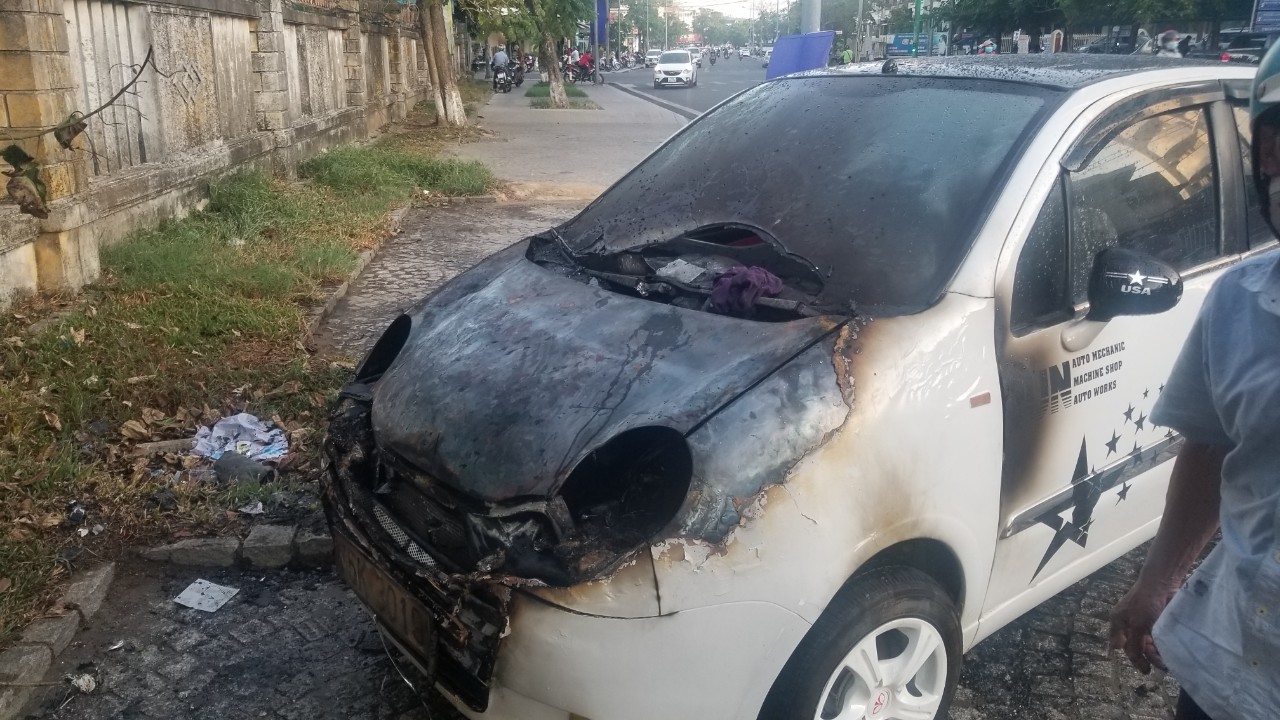 Ôtô đậu bên đường bốc cháy dữ dội