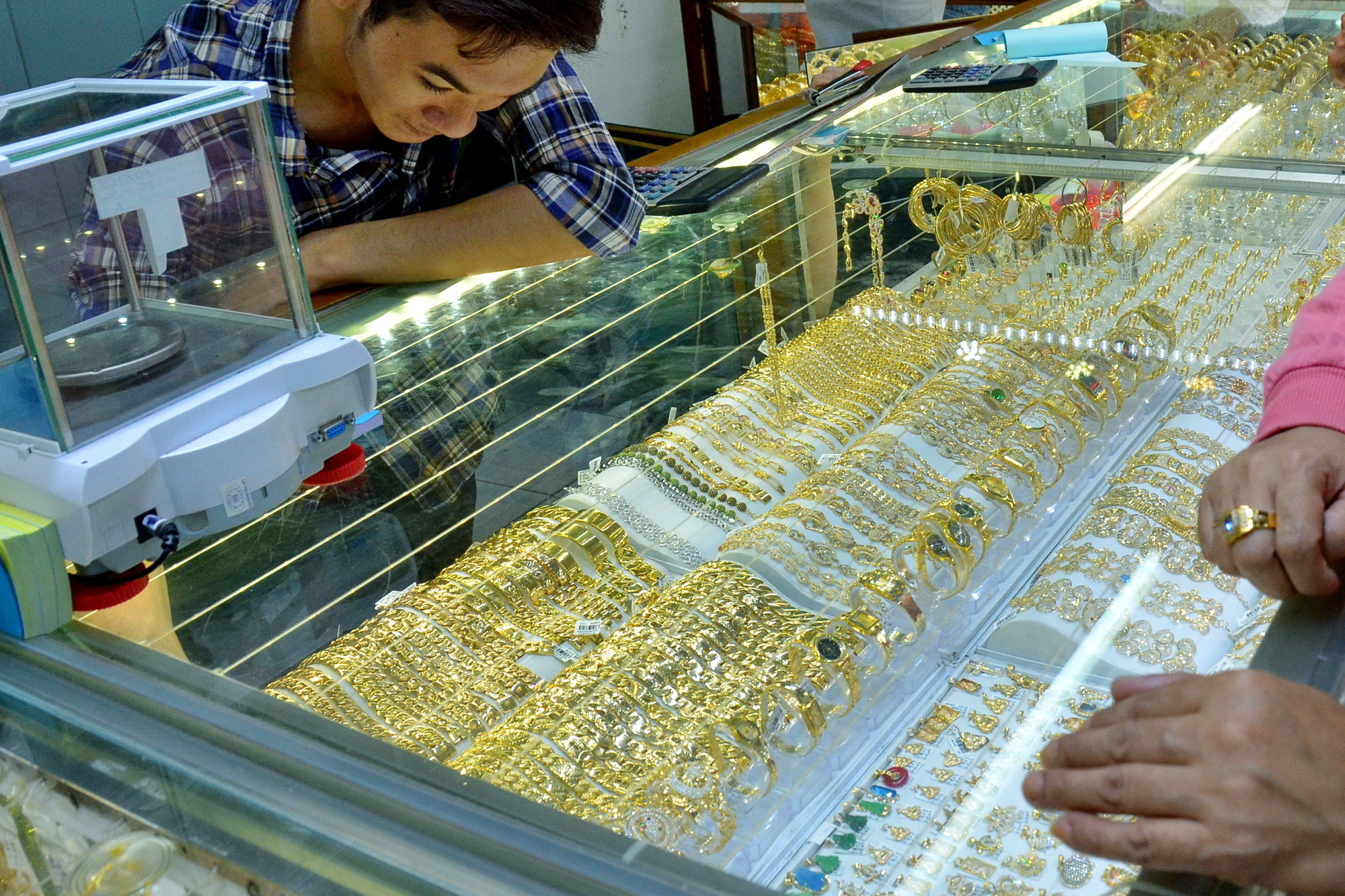 Giá vàng hôm nay 29-6: Bị đè bẹp trước sức mạnh của USD